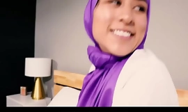 Мусульмантабу - возбужденный извращенец подглядывает за красоткой в хиджабе Vanessa Vox