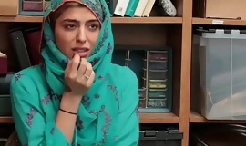 Verlammende winkeldief tiener met hijab moet zich houden aan winkelcentrumagent