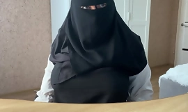 Arabische MILF masturbeert zichzelf tijdens de kantwerkchat