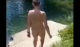 クロアチアのドイツ人熟女サンドラがムレズニカで裸で水泳