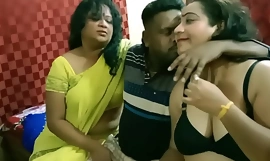 インドのベンガル人の少年が2人の熟女バビとセックスすることに不安を感じています!!最高のめちゃくちゃな3pセックス