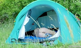 Nudista MILF Alžběta fényes sátorban