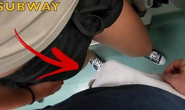 Broušení Dicka v její Pussy Over Clothes ve vlaku metra a ona si to užívala