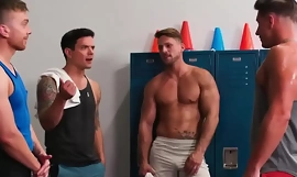 Homoseksuele man geeft massage op het werk