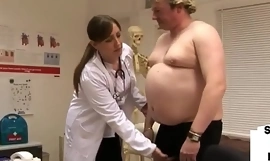 医師のオフィスでシルクストッキングの大量のうんこを手コキする英国のcfnm看護師