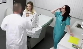 किशोर डॉक्टर को उसके नशे के लिए अपने लिंग का उपयोग करने के लिए मजबूर हो जाता है - काइलर क्विन, जेसिका रयान