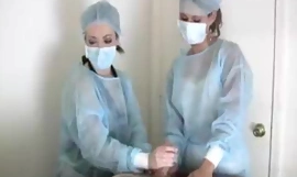 Twee verpleegsters taggen een lul