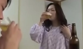 Japanische Milf mit jungem Jungen trinkt und fickt