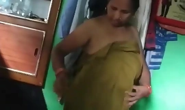 Cambio de vestido de tía tamil 1