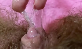 Valtava sykkivä klitoriksen orgasmi uraauurtavassa korjauksessa ja ruiskuva karvainen pillua hörhö