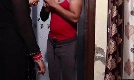 A kanos pandzsábi Bhabhi elkapta Biharit a fürdőszobájában maszturbáció közben, és punci szopással megbüntette