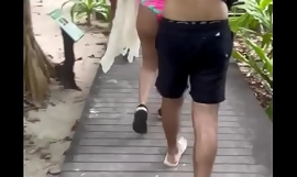 Latina Big Ass Lucia που περπατά στην παραλία στην Ταϊλάνδη Sexy Huge Ass - Μέρος 2