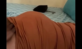 Hotrebel leger med stedsøstres store røv, mens hun sover og knepper hende
