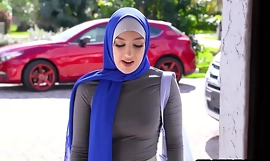Vídeo HijabHookup XXX - A adolescente universitária árabe grande Violet Gems não gostou nada do Mardi Gras