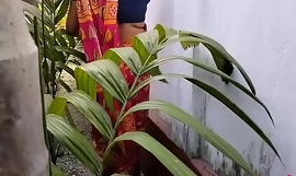 House Garden Clining Time Sex Uma esposa bengali com Saree ao ar livre (vídeo oficial de Localsex31)