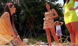 Party Girls venku bez kalhotek a se spodním prádlem v minisukni a krátkých slunečních šatech Vyzkoušejte si hru Twister