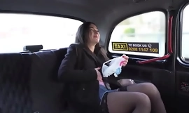 Těhotná děvka deepthroats a jezdí taxikář venku