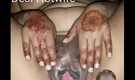 印度熟女 bhabhi nadia 展示大胸部和性感阴户
