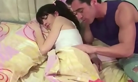 Fratello sveglia la piccola sorellastra e seduci al sesso anale Bang