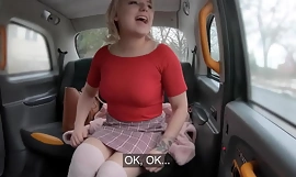 Fake Taxi Blonde haalt haar tieten en kont eruit voordat ze wordt geneukt voor een snellere rit