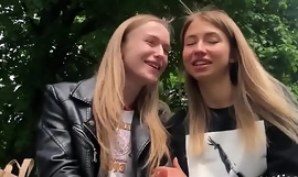 Ersties: Heta blonda tjejer förstår lesbisk sex samlas