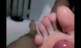 The best internet celebrity footjob, playing with the glans in various footjob positions, and finally cumming all over the feet