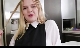 BottomSis - Une jeune petite demi-soeur blonde adolescente baise après s'être masturbée en POV - Coco Lovelock