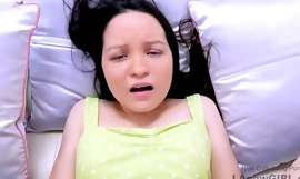 Η μικροσκοπική έφηβη 18 ετών γεμίζει το στόμα της με μεγάλο κόκορα στην ακρόαση