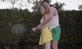 작은 10대 매디 콜린스에게는 테니스가 힘들었지만 그녀에게 보여줄 좋은 강사가 있었습니다.