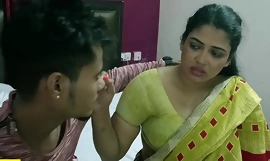 Mekanik TV bercinta dengan bhabhi panas di kamarnya! Desi Bhabhi Seks