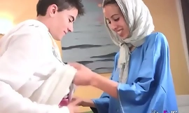 ¡Sorprendemos a Jordi consiguiéndole su traviesa chica árabe! hijab adolescente flaco