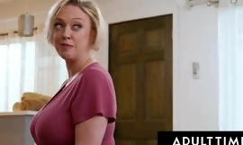 Mature TIME - La belle-mère aux gros seins Dee Williams surprise en train de regarder du porno essaie un anal béant avec son beau-fils à grosse bite