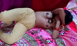 Hinduska świeżo po ślubie rucha się podczas pierwszej nocy