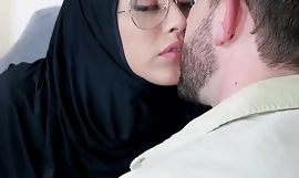 Exxxtrasmall - tiener verlammende hijab geneukt