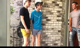 Heta bröder knullar sin kåta äldre granne i gay-trekant
