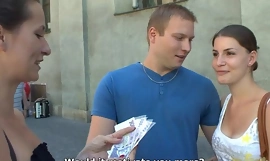 チェコの若いカップルが公衆の面前で4Pをするためにお金を受け取る