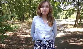 Sramežljiva tinejdžerica radi svoj prvi porno casting