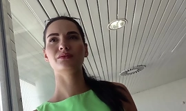 Duitse scout - magere vakantietiener Megan praat met openbare neuk tijdens pick-up casting