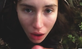 Jovem russa tímida faz sexo oral em uma floresta alemã e engole esperma no POV (primeiro pornô caseiro do arquivo da família). #amador #caseiro #magro #russiangirl #bj #boquete #cum #cuminmouth #engolir