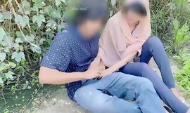 Hijab desi pige kneppet i junglen med sin kæreste