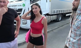 A prostituta suja deixou sua garota na sexta-feira para conseguir um novo pau na van