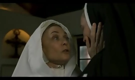 Madre pecadora lamiendo el coño de las monjas