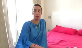 Muslim daughter nayara is back thither us 'cause she wants to be drilled by an even well-advised b wealthier cock