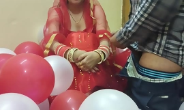 새로 결혼한 데시(Desi)의 아름다운 섹시한 아내의 첫날 밤, 힌디어로 남편에 의해 망했어