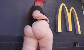 Mia Dior fickt den Personalchef für einen neuen Look, nachdem sie bei McDonald's gefeuert wurde