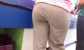 Milf latina en pants gris whisk broom gran culo redondo - grey pants big ass mexican mom