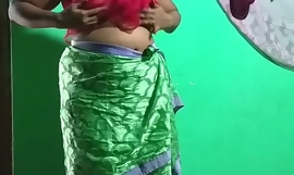 desi india cocinándose a fuego lento tamil telugu kannada malayalam hindi vanitha mostrando sus grandes tetas y su coño afeitado, presionando sus tetas con fuerza, presionando su pezón, frotándose el coño, masturbándose con una vela verde