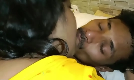 Bhabhi gostosa e linda, beijos longos e buceta encharcada fodendo! Amor absoluto