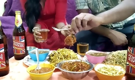 De meesteres kookte speciaal eten voor de meester en kreeg haar kutje geneukt terwijl ze at. Met Hindi sexy geluid. Mumbai ashu