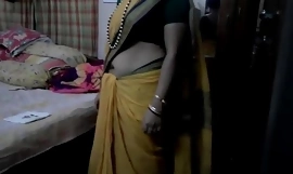 Desi tamil Tia casada expondo o umbigo em saree com áudio